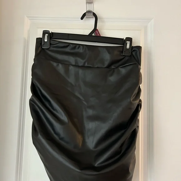 HALARA Black Mini Skirt with Tummy Control
with BUILT-IN SHORTS 
NWT - Size M - Picture 4 of 8